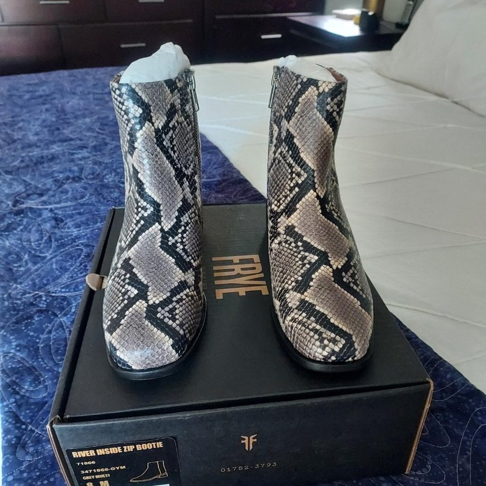 NIB Frye River Inside Zip Bootie, 8M - Picture 4 of 8